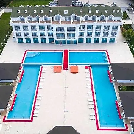 Hotel The Oasis &