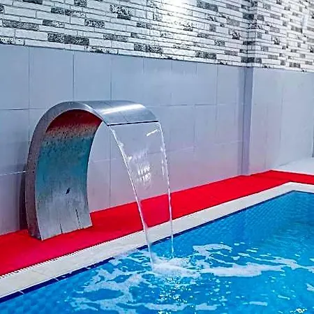 Hotel The Oasis &